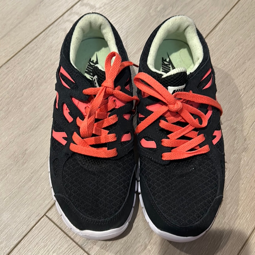 Nike black women’s tennis